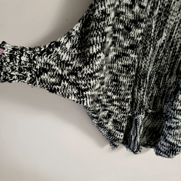 Forever 21 black and white cable knit sweater M - Picture 3 of 5